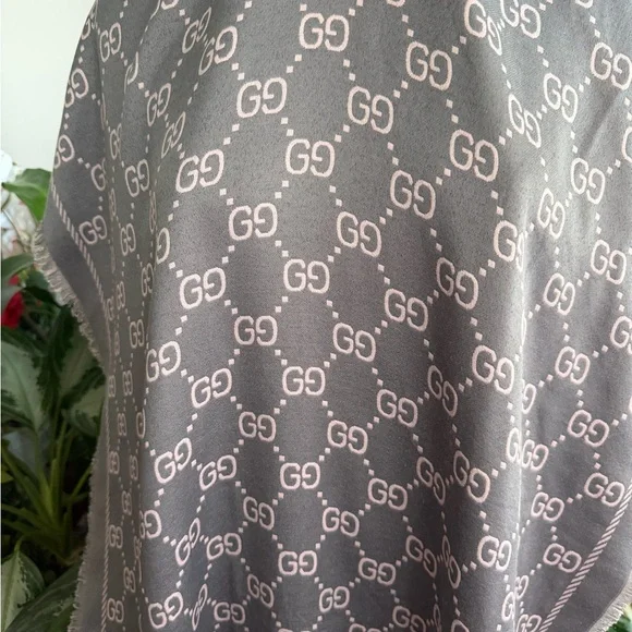 Gucci  Logo Patterned Shawl. - Picture 16 of 16